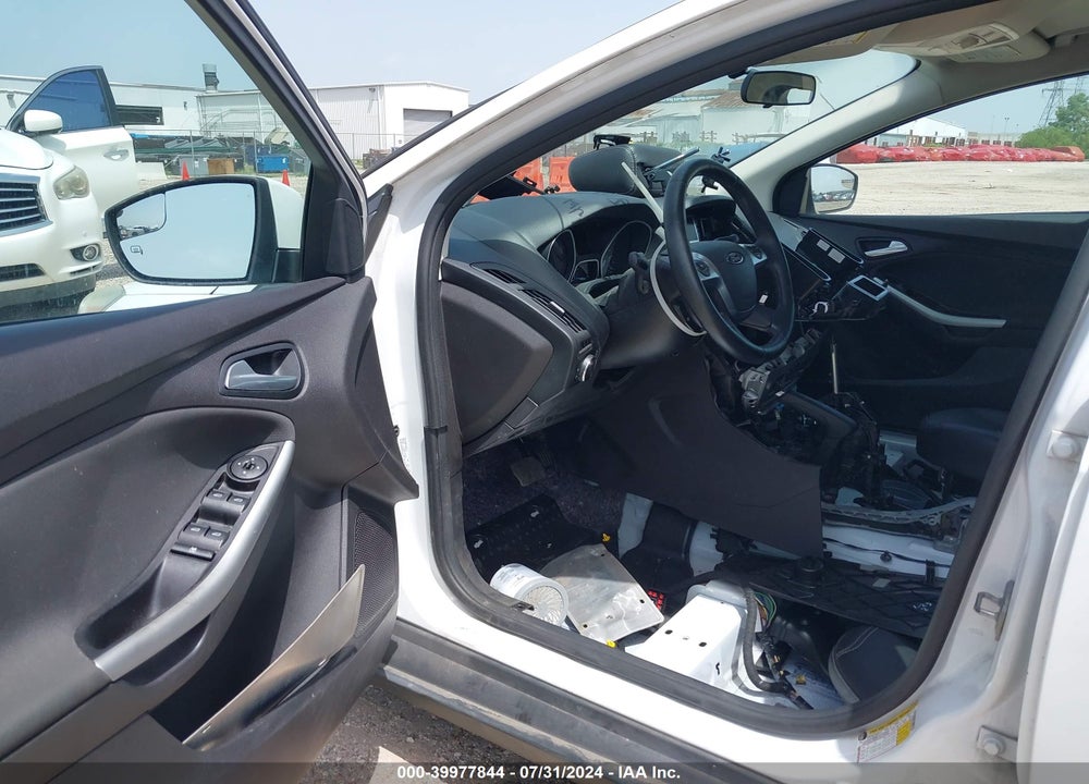 2014 FORD FOCUS SE VIN: 1FADP3K28EL258811