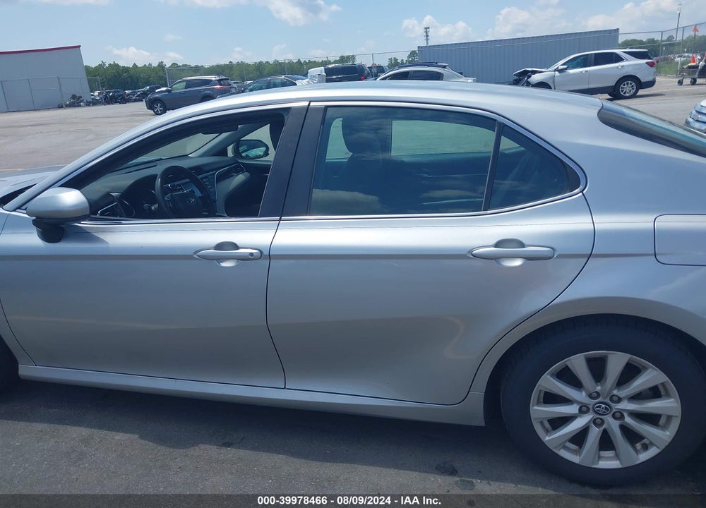 2018 TOYOTA CAMRY LE VIN: 4T1B11HK5JU645606