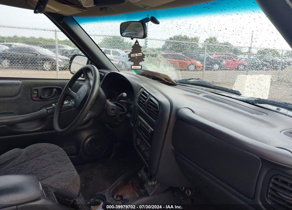 2001 CHEVROLET S-10 LS VIN: 1GCDT13W71K228677