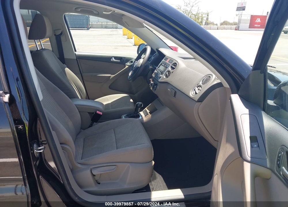 2011 VOLKSWAGEN TIGUAN S VIN: WVGAV7AX8BW001936