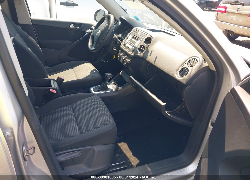 2010 VOLKSWAGEN TIGUAN S VIN: WVGBV7AX5AW513821