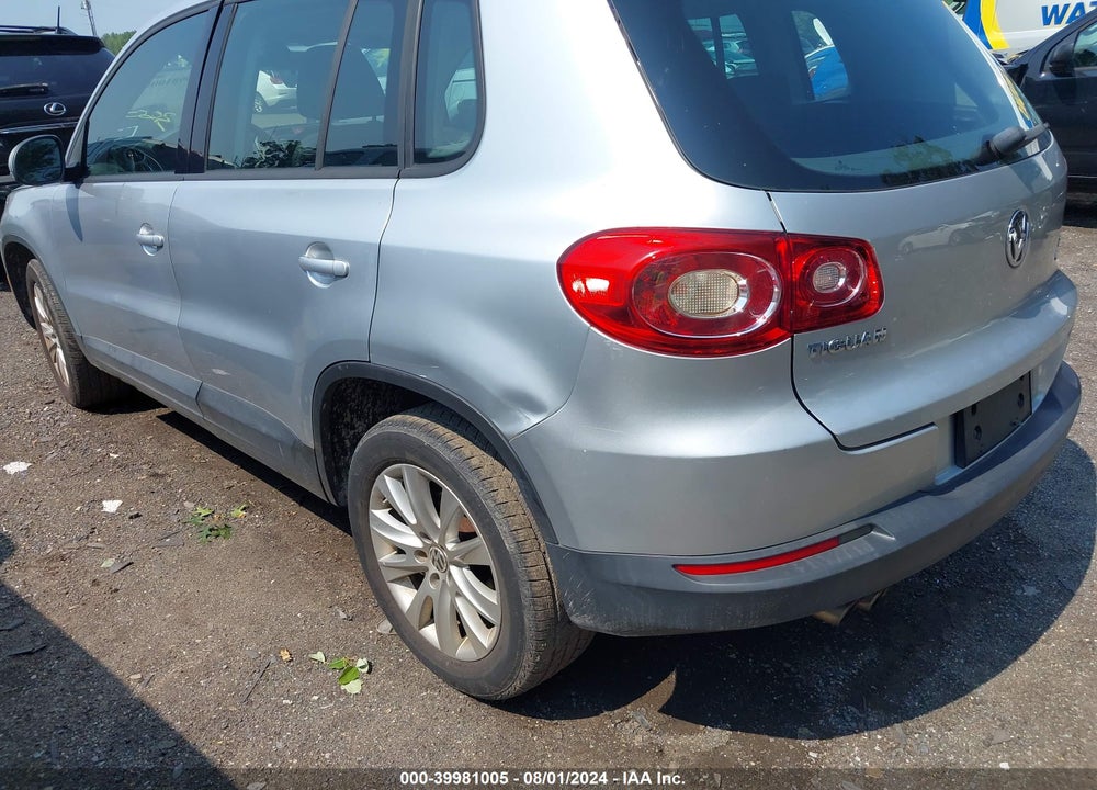 2010 VOLKSWAGEN TIGUAN S VIN: WVGBV7AX5AW513821