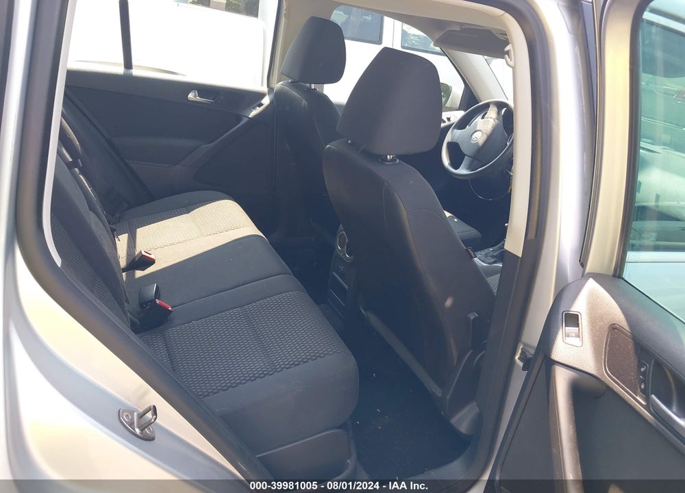 2010 VOLKSWAGEN TIGUAN S VIN: WVGBV7AX5AW513821