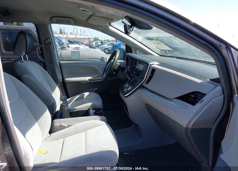 2019 TOYOTA SIENNA LE 8 PASSENGER VIN: 5TDKZ3DC1KS970203