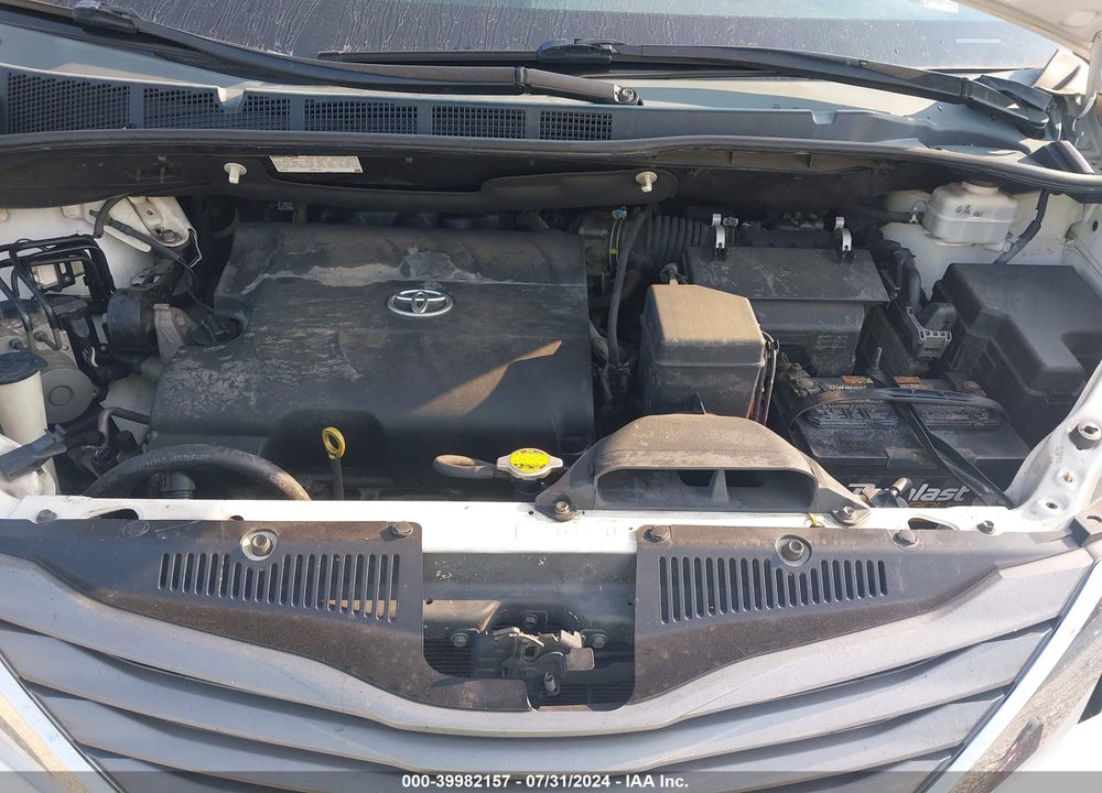 2013 TOYOTA SIENNA XLE V6 8 PASSENGER VIN: 5TDYK3DC9DS281978
