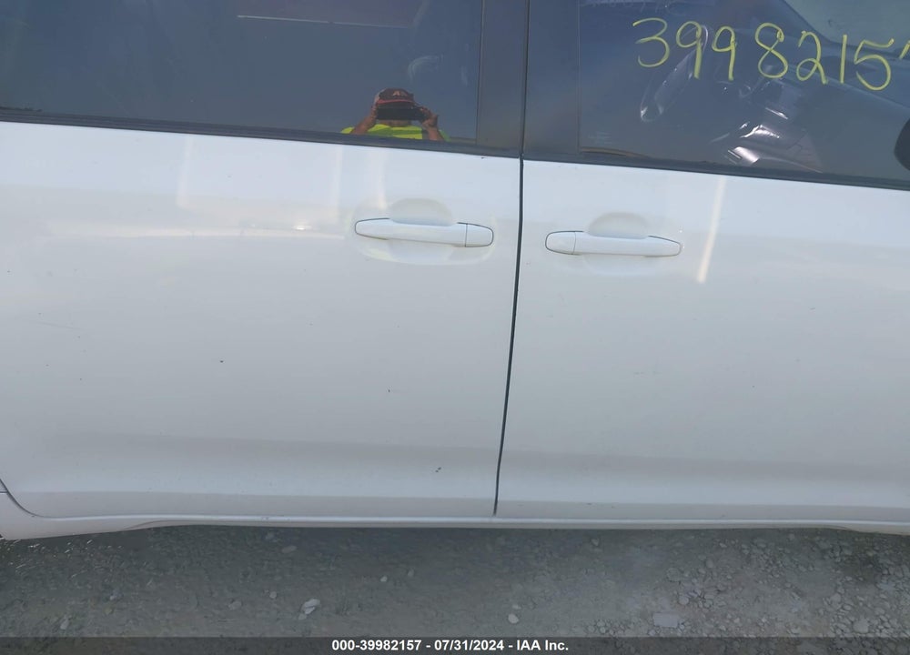 2013 TOYOTA SIENNA XLE V6 8 PASSENGER VIN: 5TDYK3DC9DS281978