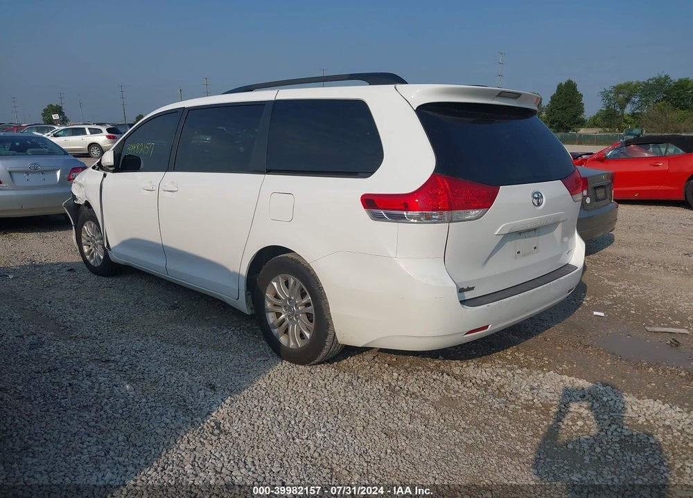 2013 TOYOTA SIENNA XLE V6 8 PASSENGER VIN: 5TDYK3DC9DS281978