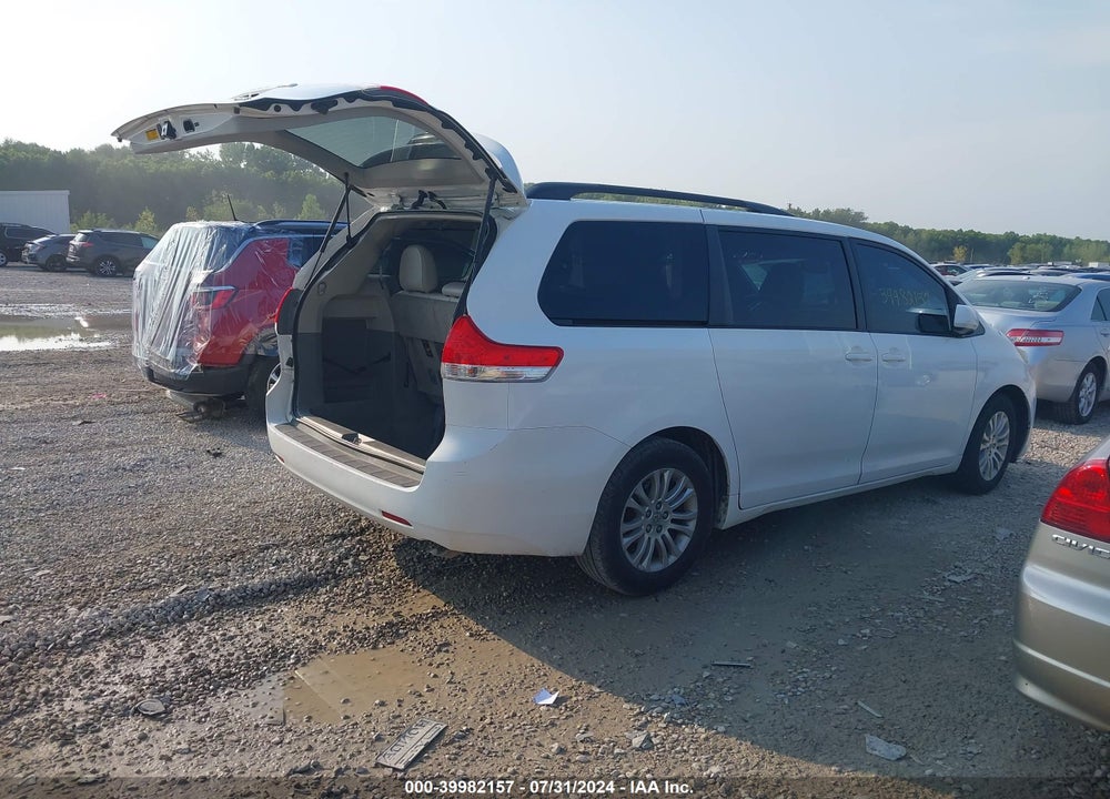 2013 TOYOTA SIENNA XLE V6 8 PASSENGER VIN: 5TDYK3DC9DS281978