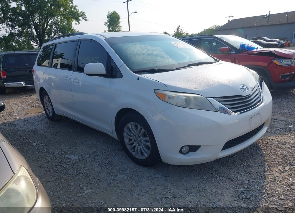 2013 TOYOTA SIENNA XLE V6 8 PASSENGER VIN: 5TDYK3DC9DS281978