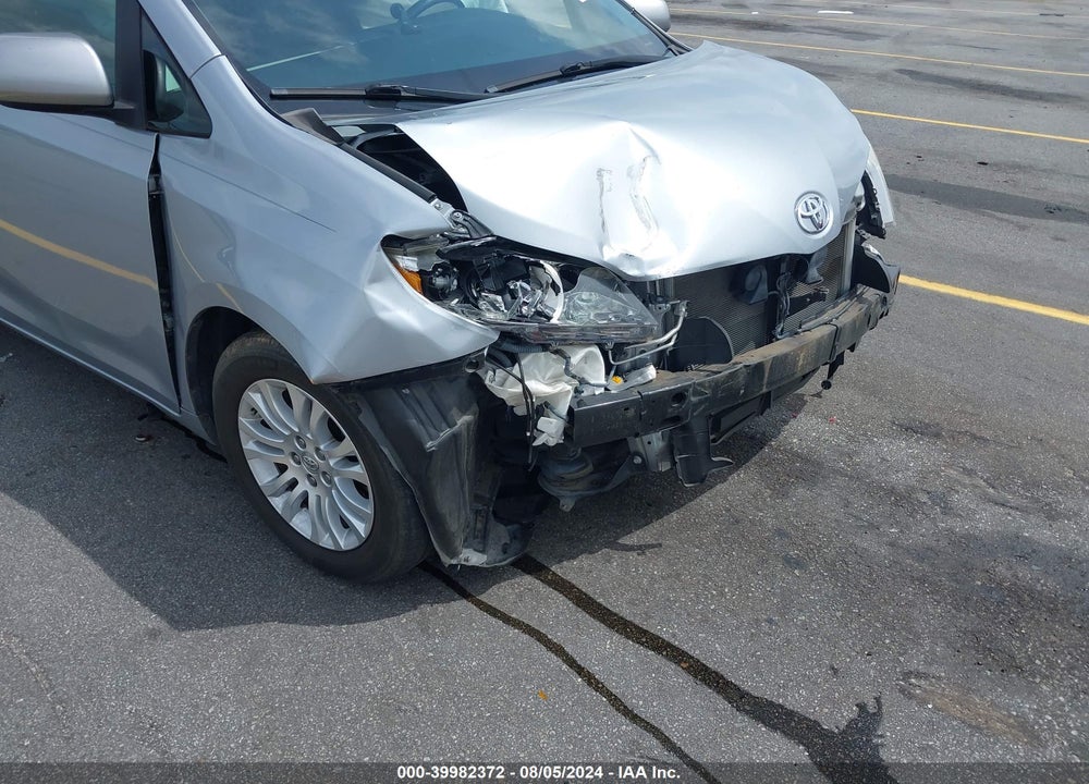 2015 TOYOTA SIENNA XLE 8 PASSENGER VIN: 5TDYK3DC2FS536828