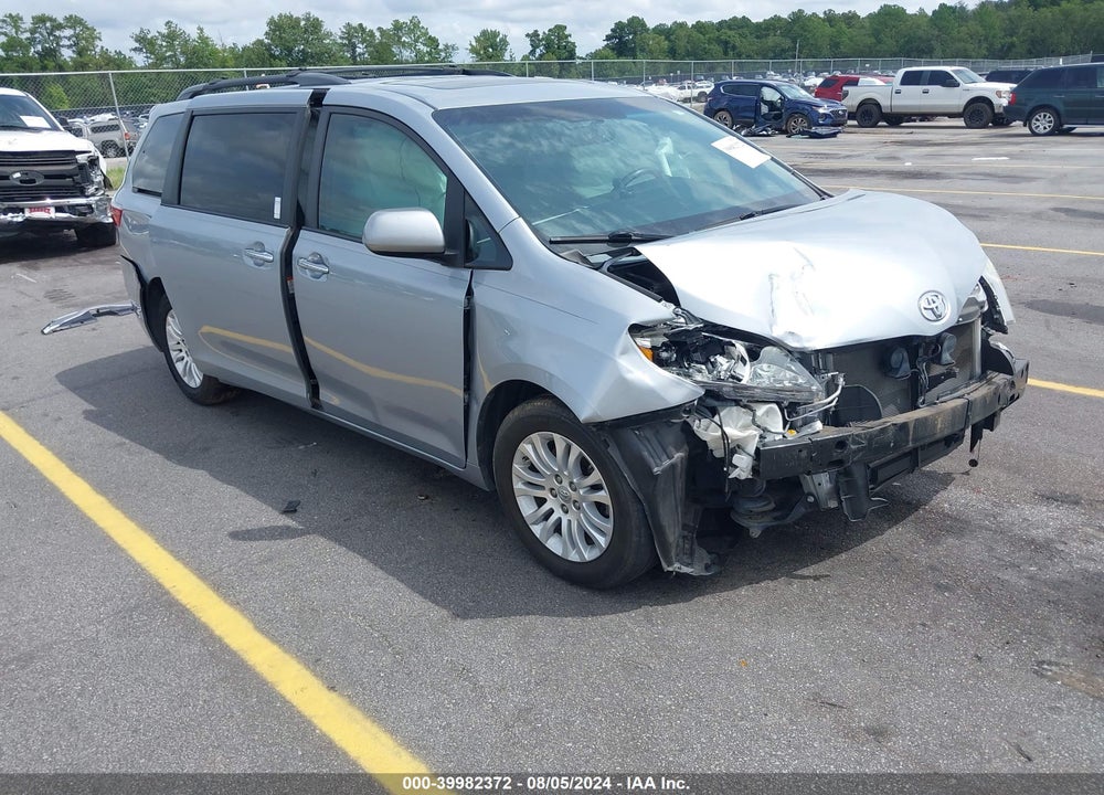 2015 TOYOTA SIENNA XLE 8 PASSENGER VIN: 5TDYK3DC2FS536828