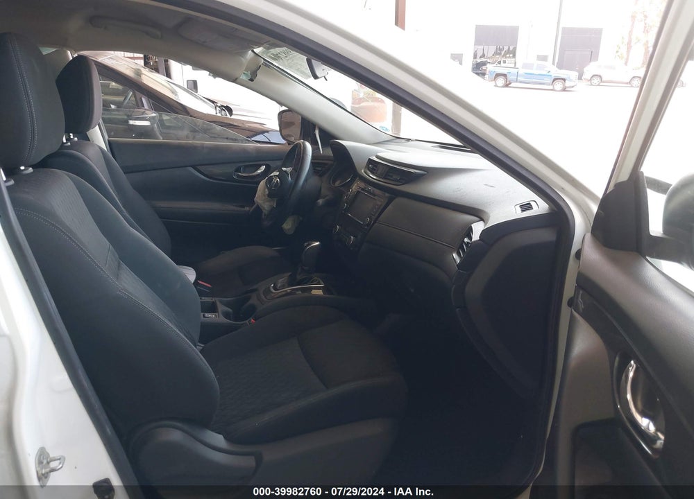 2018 NISSAN ROGUE SV VIN: KNMAT2MT1JP611871