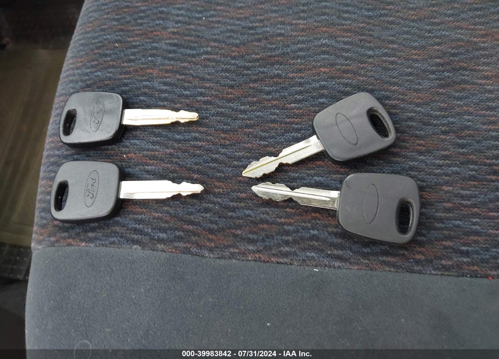 2001 FORD FOCUS LX VIN: 1FAFP33P61W205827