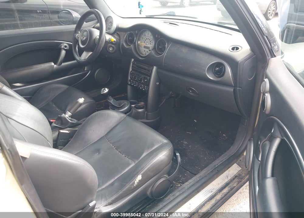 2006 MINI COOPER VIN: WMWRC33596TK64023