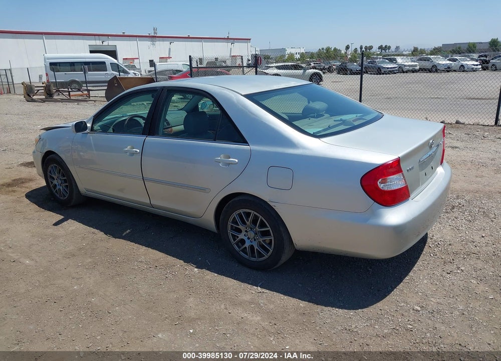 2002 TOYOTA CAMRY XLE VIN: JTDBE30K620108655
