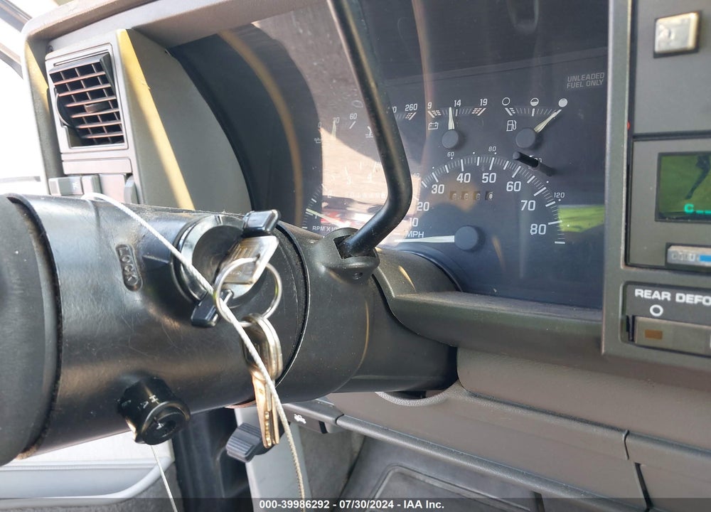 1992 GMC SUBURBAN K1500 VIN: 1GKFK16K8NJ700860