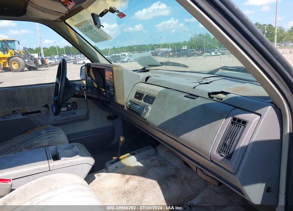 1992 GMC SUBURBAN K1500 VIN: 1GKFK16K8NJ700860