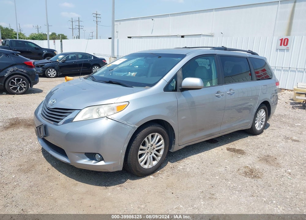 2013 TOYOTA SIENNA XLE V6 8 PASSENGER VIN: 5TDYK3DC9DS334856