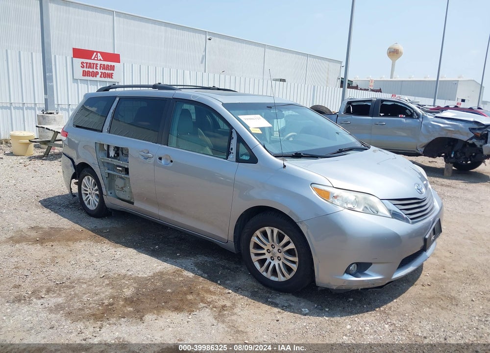 2013 TOYOTA SIENNA XLE V6 8 PASSENGER VIN: 5TDYK3DC9DS334856