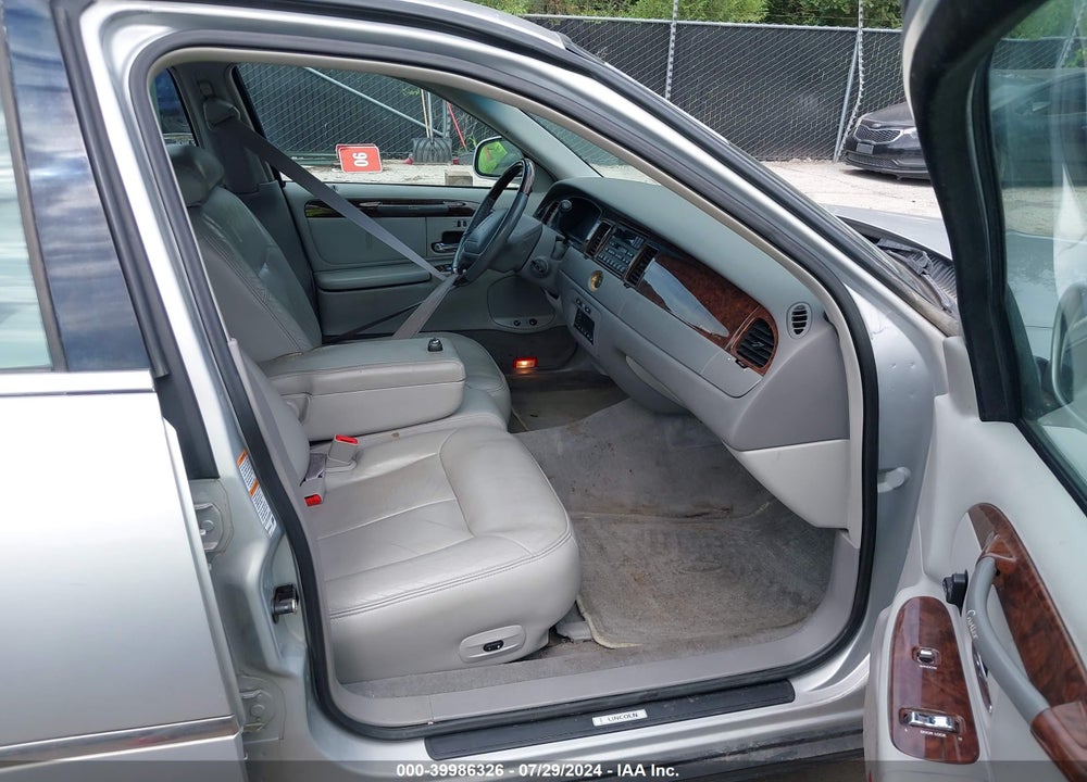2000 LINCOLN TOWN CAR CARTIER VIN: 1LNHM83W6YY772646