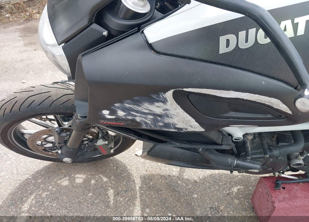 2015 DUCATI DIAVEL VIN: ZDM13BSW9FB020340