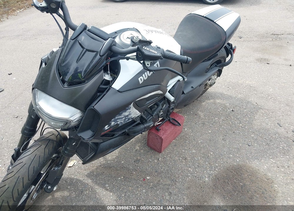 2015 DUCATI DIAVEL VIN: ZDM13BSW9FB020340