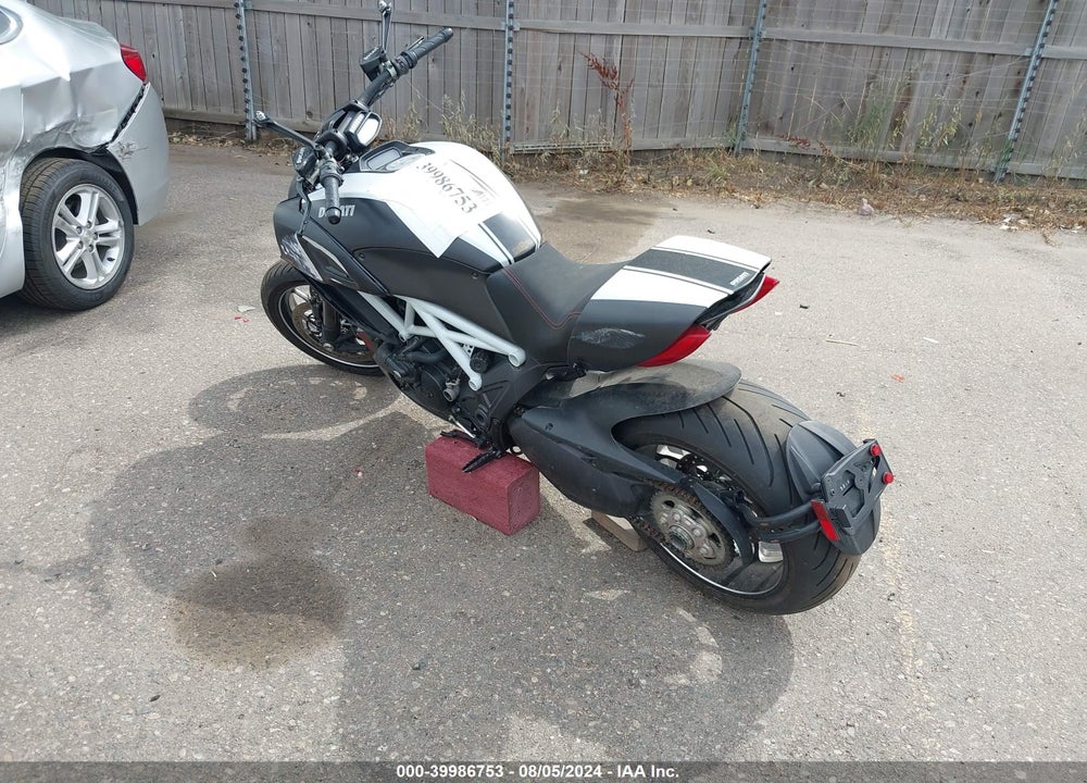 2015 DUCATI DIAVEL VIN: ZDM13BSW9FB020340