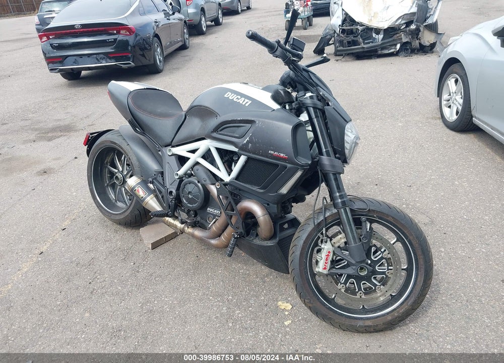 2015 DUCATI DIAVEL VIN: ZDM13BSW9FB020340