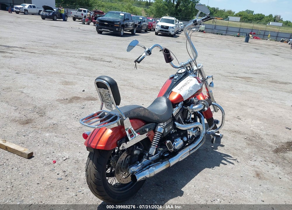 2011 HARLEY-DAVIDSON FXDWG VIN: 1HD1GP413BC305262