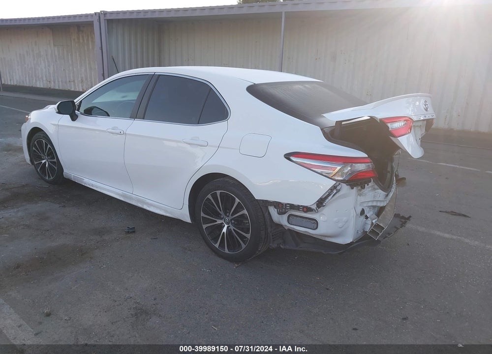 2018 TOYOTA CAMRY SE VIN: 4T1B11HK2JU552008