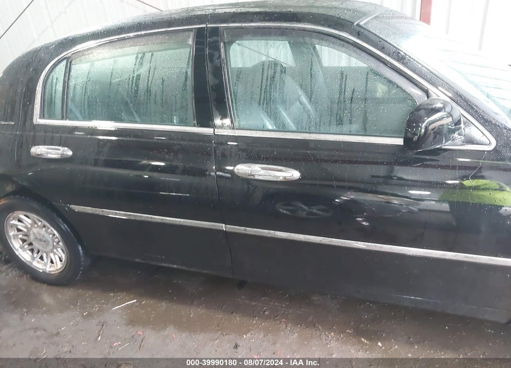 1999 LINCOLN TOWN CAR SIGNATURE VIN: 1LNHM82W2XY619701