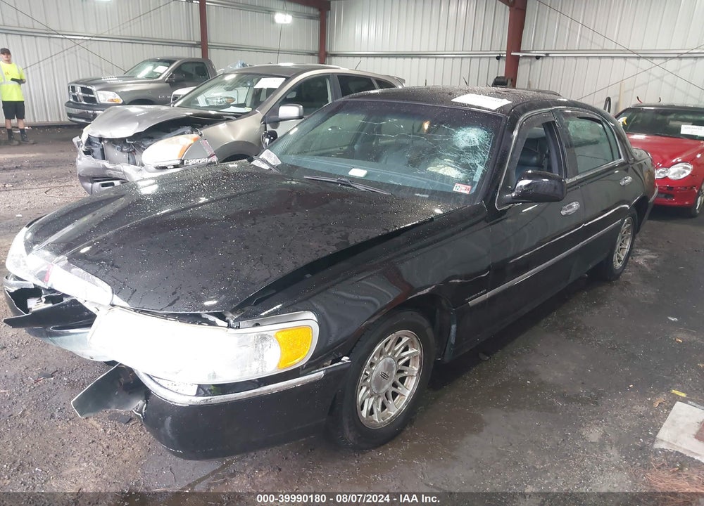 1999 LINCOLN TOWN CAR SIGNATURE VIN: 1LNHM82W2XY619701