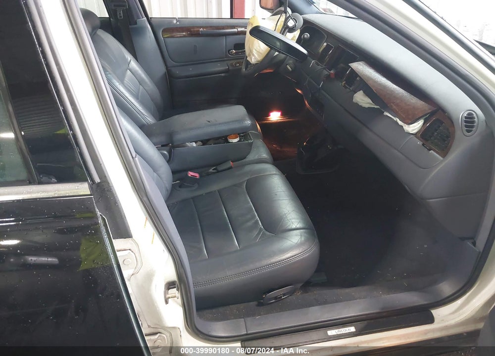 1999 LINCOLN TOWN CAR SIGNATURE VIN: 1LNHM82W2XY619701