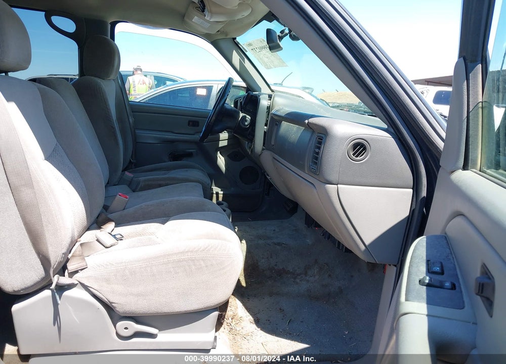 2004 CHEVROLET TAHOE LS VIN: 1GNEC13V24J196931