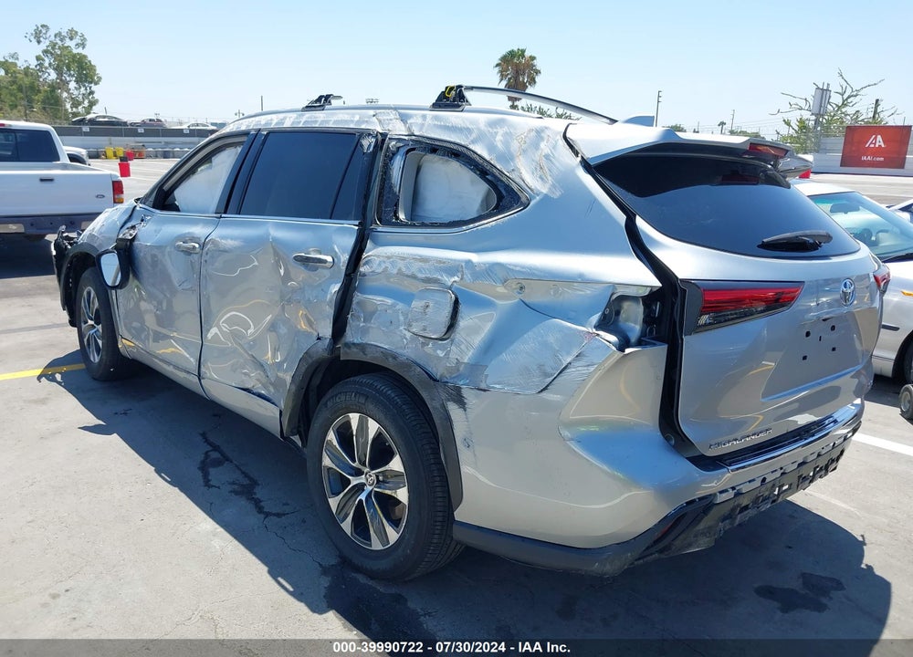 2022 TOYOTA HIGHLANDER XLE VIN: 5TDHZRAH7NS093430