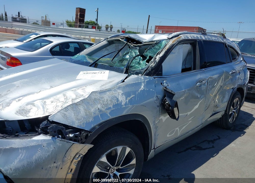 2022 TOYOTA HIGHLANDER XLE VIN: 5TDHZRAH7NS093430