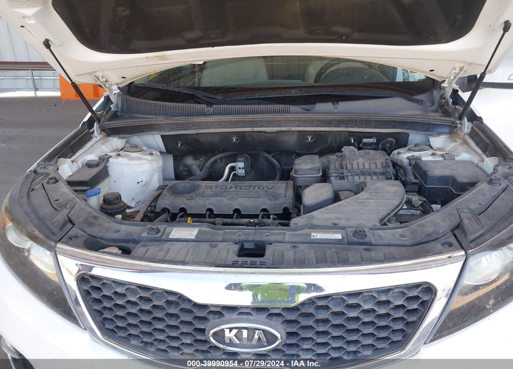 2011 KIA SORENTO LX VIN: 5XYKTCA18BG136947