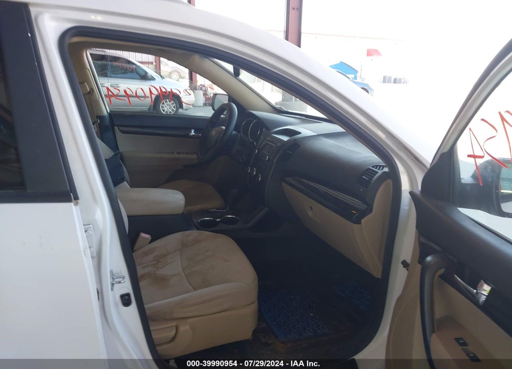 2011 KIA SORENTO LX VIN: 5XYKTCA18BG136947