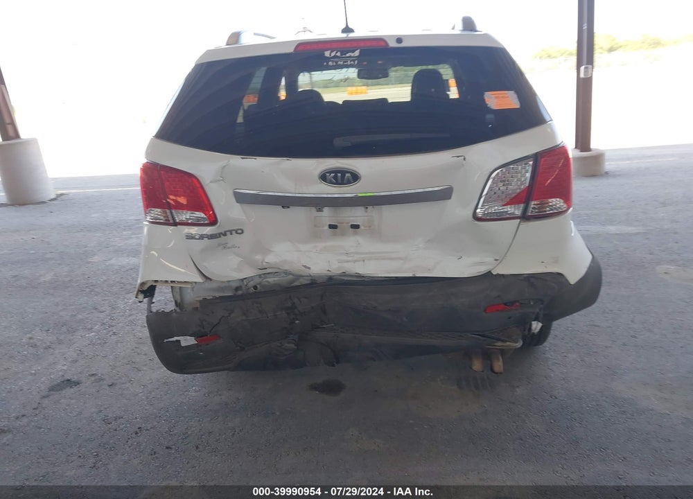 2011 KIA SORENTO LX VIN: 5XYKTCA18BG136947