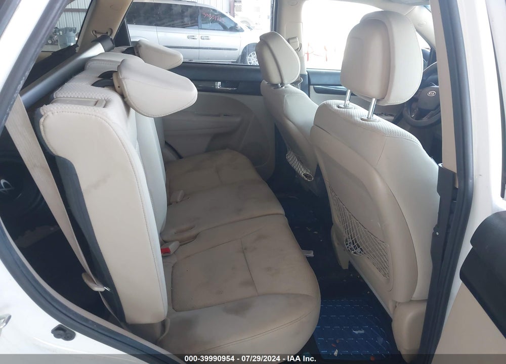 2011 KIA SORENTO LX VIN: 5XYKTCA18BG136947