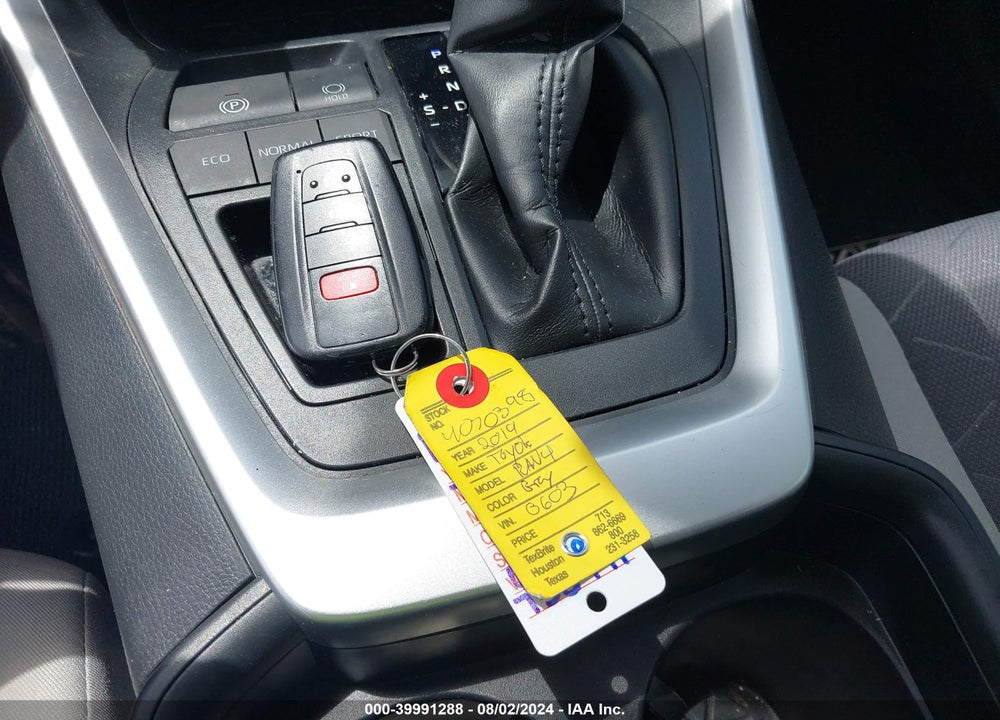 2019 TOYOTA RAV4 XLE VIN: JTMW1RFVXKD030603