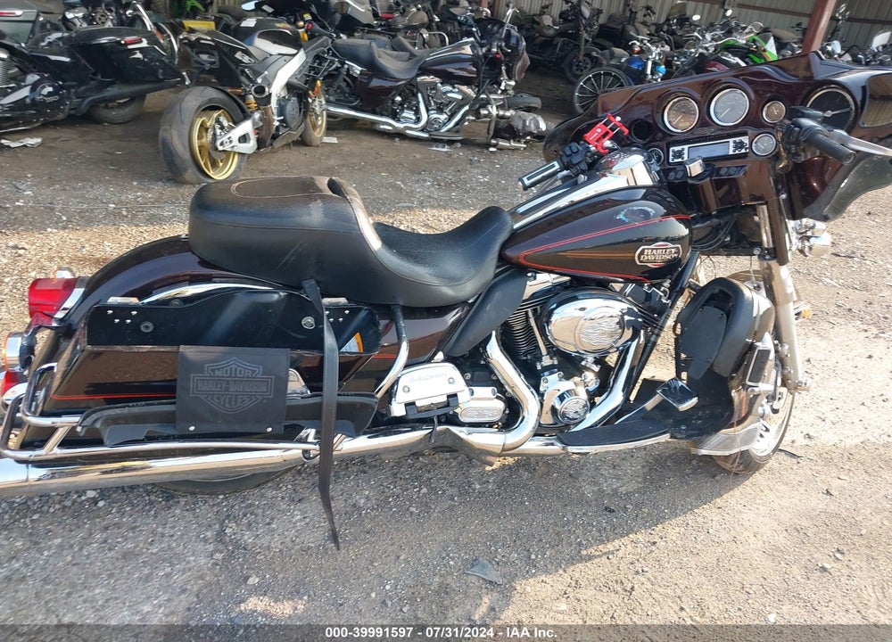 2011 HARLEY-DAVIDSON FLHTCU VIN: 1HD1FC413BB608785