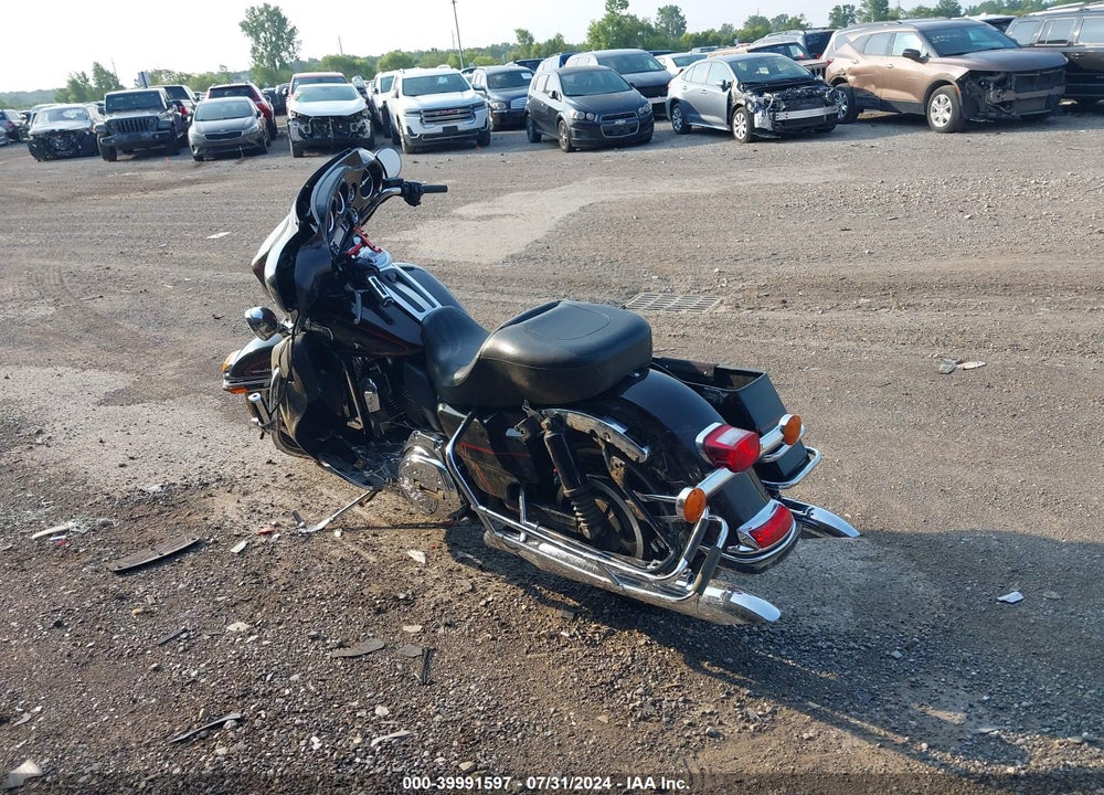 2011 HARLEY-DAVIDSON FLHTCU VIN: 1HD1FC413BB608785