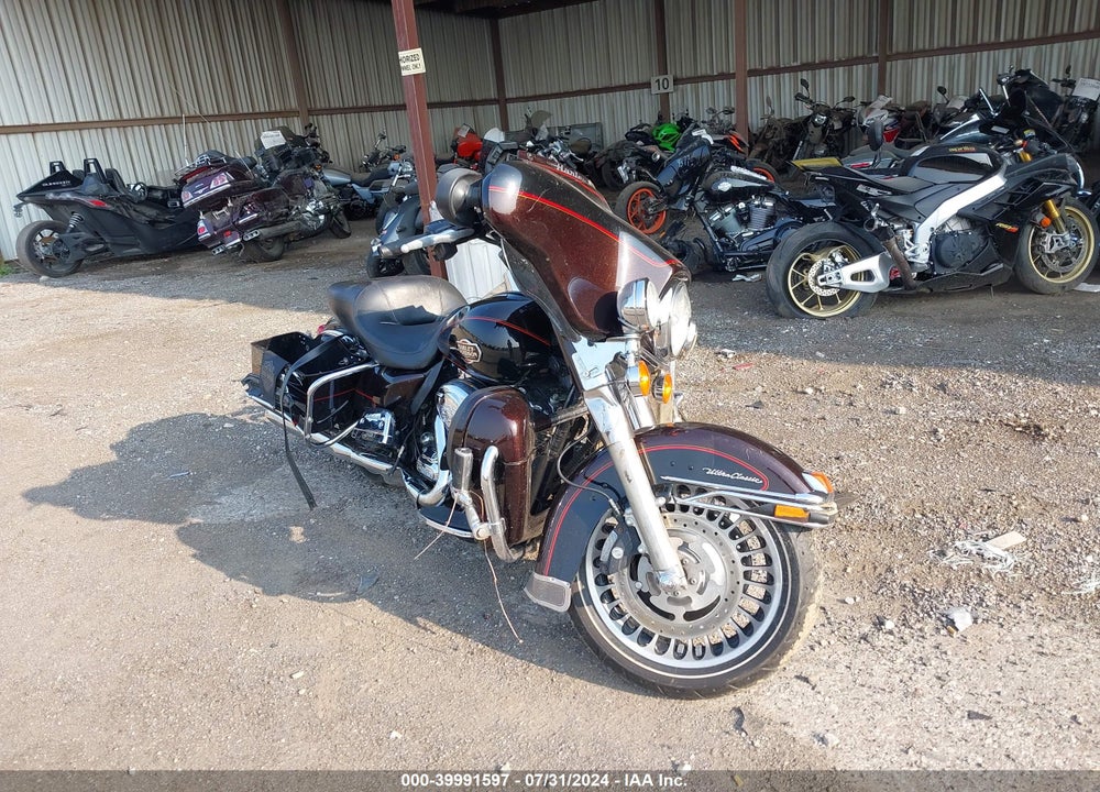 2011 HARLEY-DAVIDSON FLHTCU VIN: 1HD1FC413BB608785