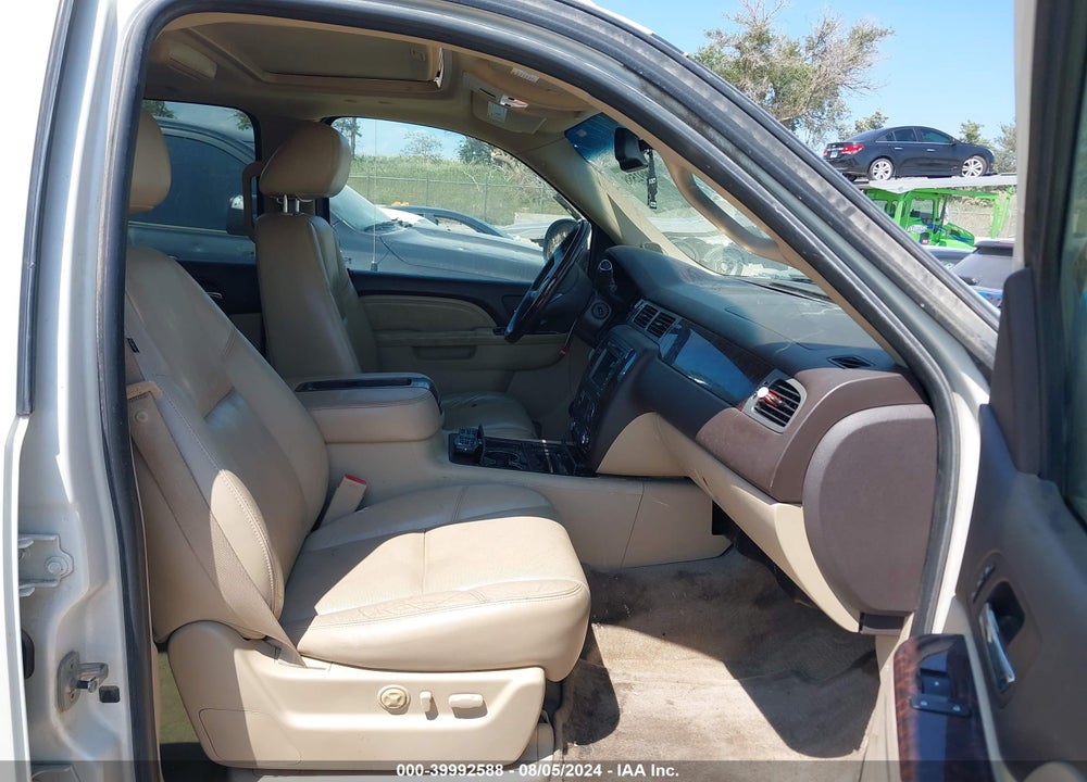 2011 GMC YUKON XL 1500 DENALI VIN: 1GKS2MEF7BR106956