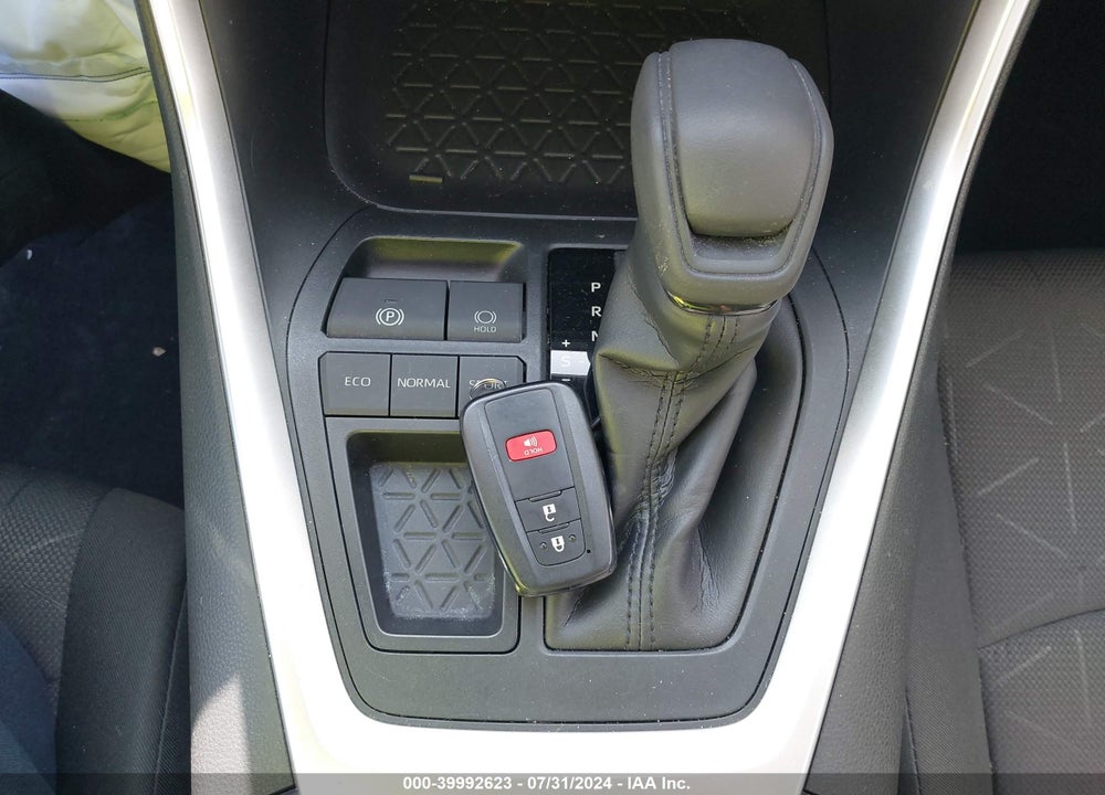 2019 TOYOTA RAV4 XLE VIN: JTMW1RFV3KD508196