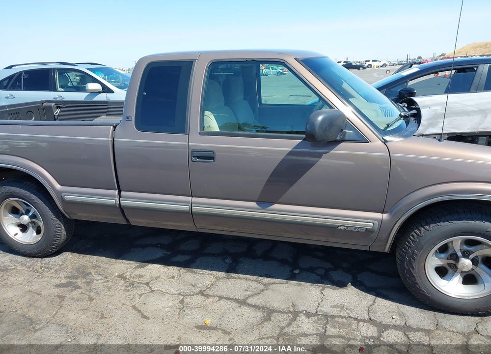 2000 CHEVROLET S-10 LS VIN: 1GCCS19W8Y8266061