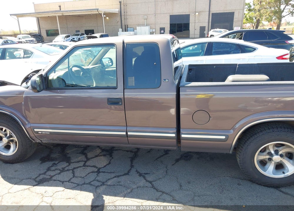 2000 CHEVROLET S-10 LS VIN: 1GCCS19W8Y8266061