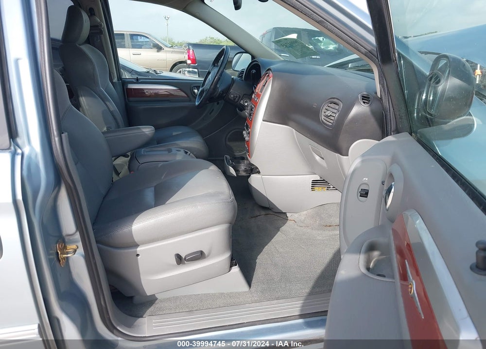 2005 CHRYSLER TOWN & COUNTRY LIMITED VIN: 2C8GP64L45R390842