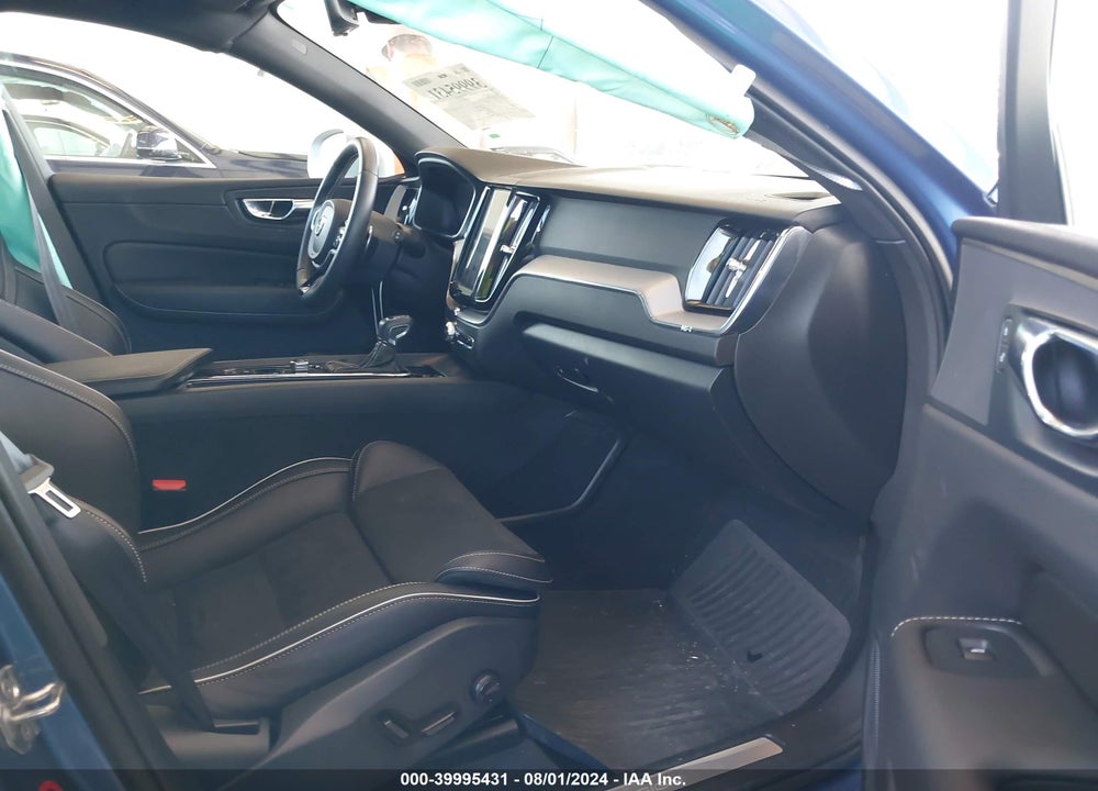2018 VOLVO XC60 T5 R-DESIGN VIN: LYV102RM6JB096369